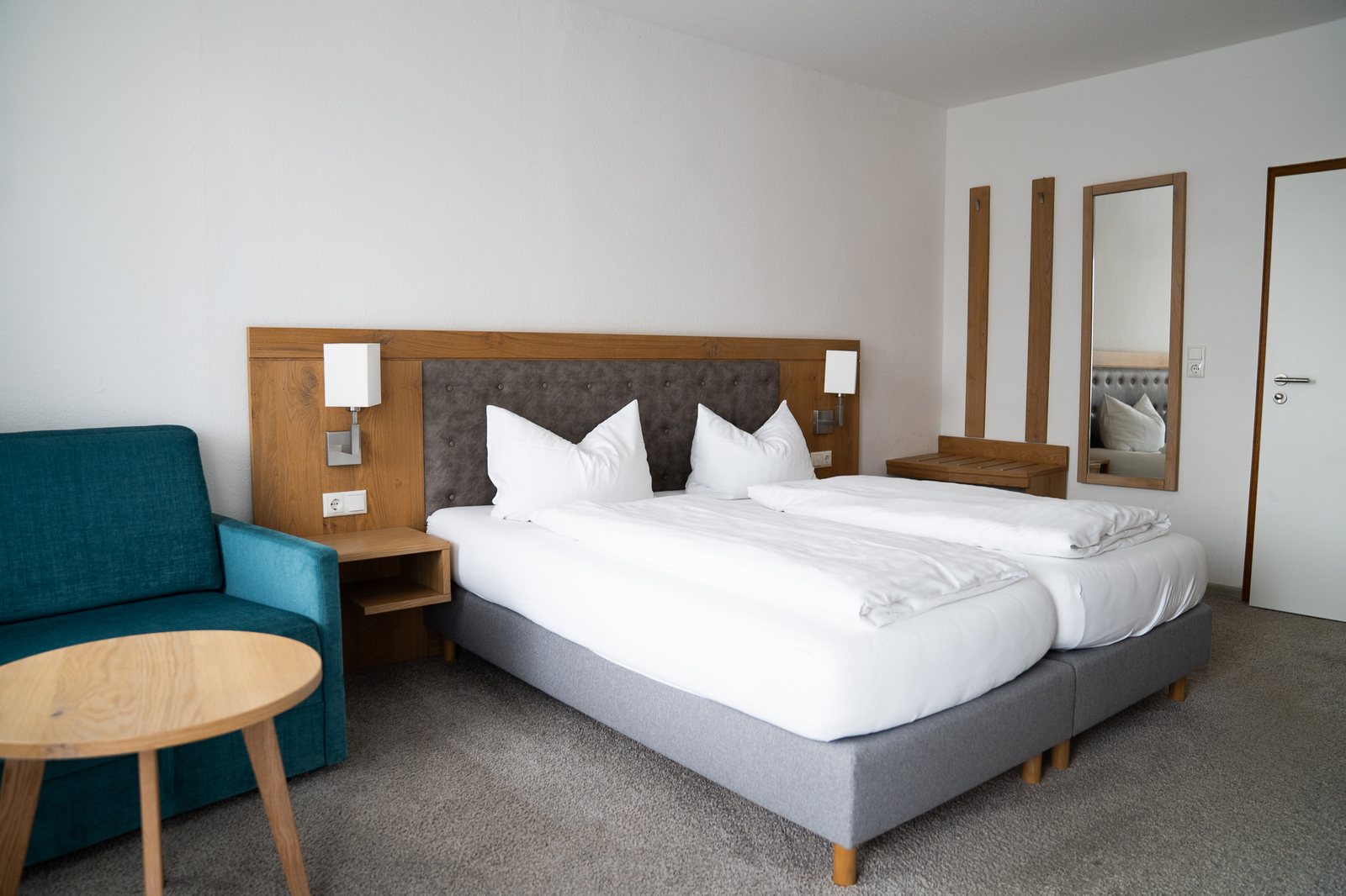 Doppelzimmer im Hessischen Hof Gemünden, Bett und Spiegel