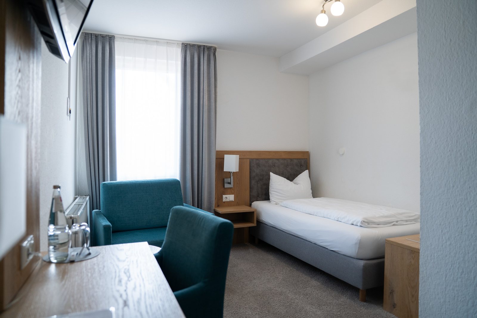 Einzelzimmer im Hessischen Hof Gemünden, Bett und Sitzecke