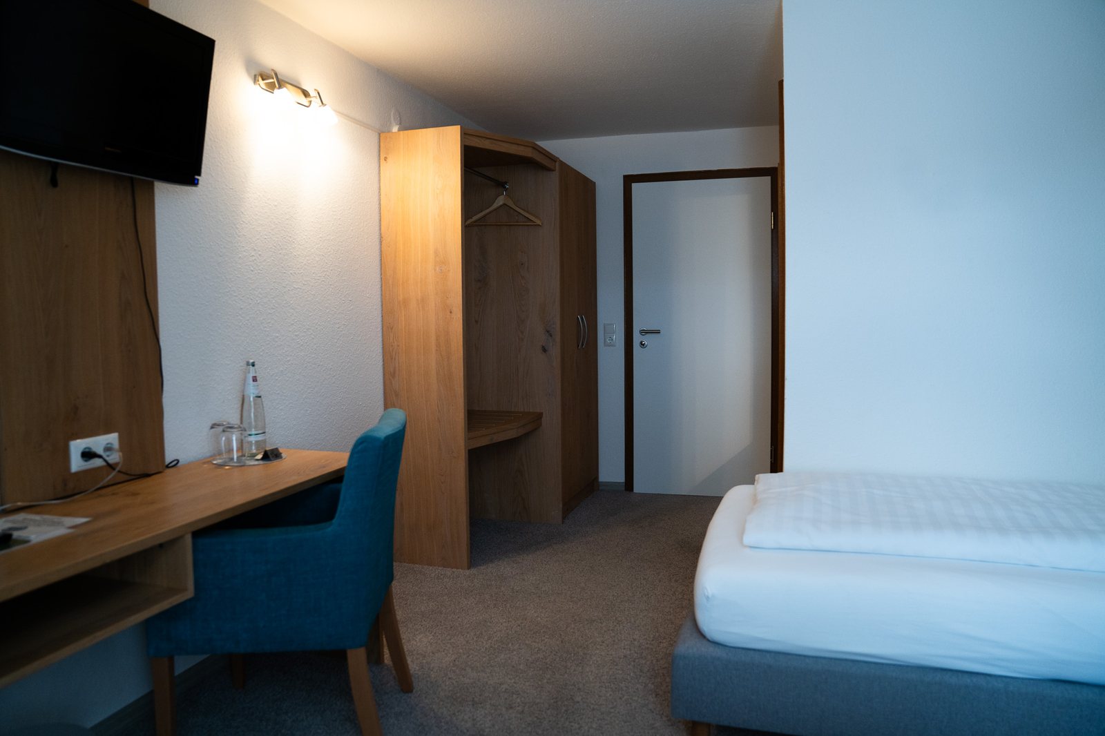 Zweibettzimmer im Hessischen Hof Gemünden, Schrank und Tür